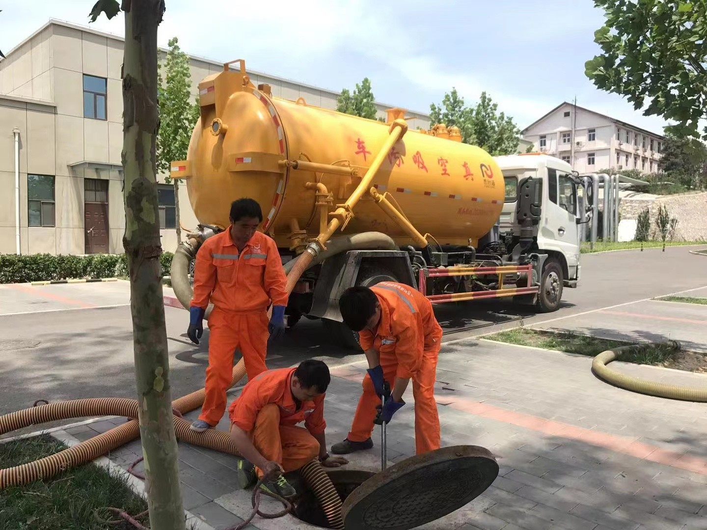 防城港管道疏通车停在窨井附近