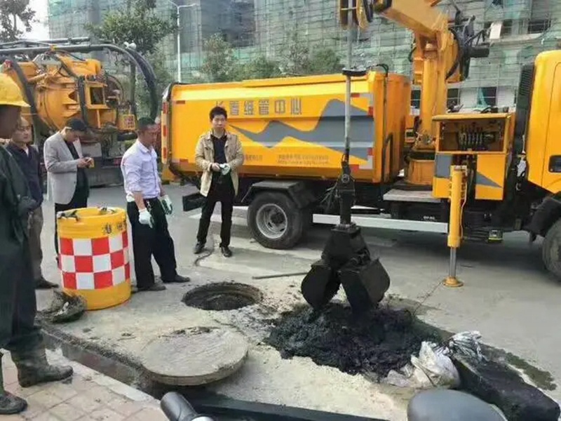 防城港街道：网格员化身“清道夫”，为民解忧疏通“堵心”化粪池