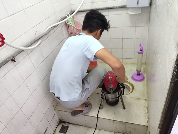 防城港肥皂掉到马桶里把马桶堵住了怎么办？马桶堵住了怎么办