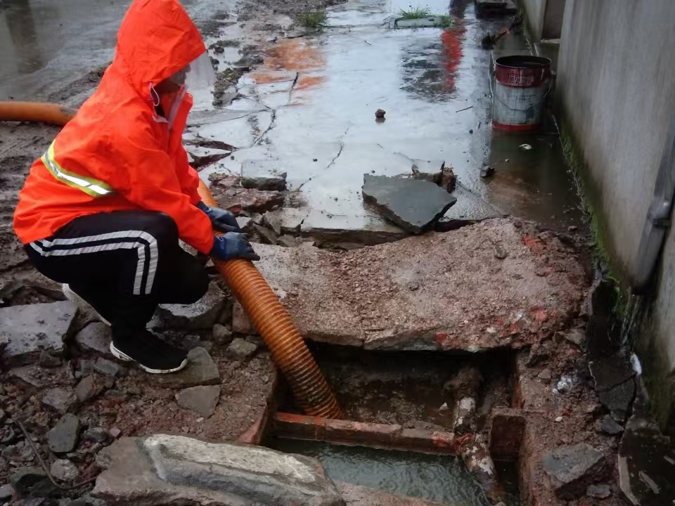 防城港专业清理污水池 炜誉市政以规范流程守护城市 “肠道”